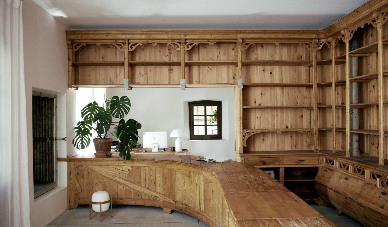 Oficina con escritorio de madera y estanterías integradas